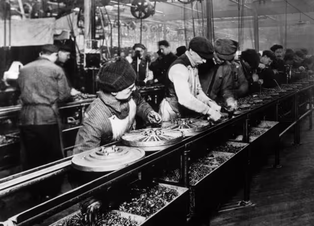 Workers assembling magnetos and flywheels at Ford’s Highland Park plant in Michigan in 1913, thirteen years before the company adopted a five-day working week.